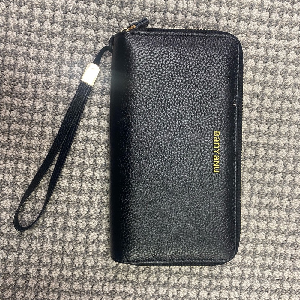NWOT Black Banyanu Leather Zip Wallet Wristlet